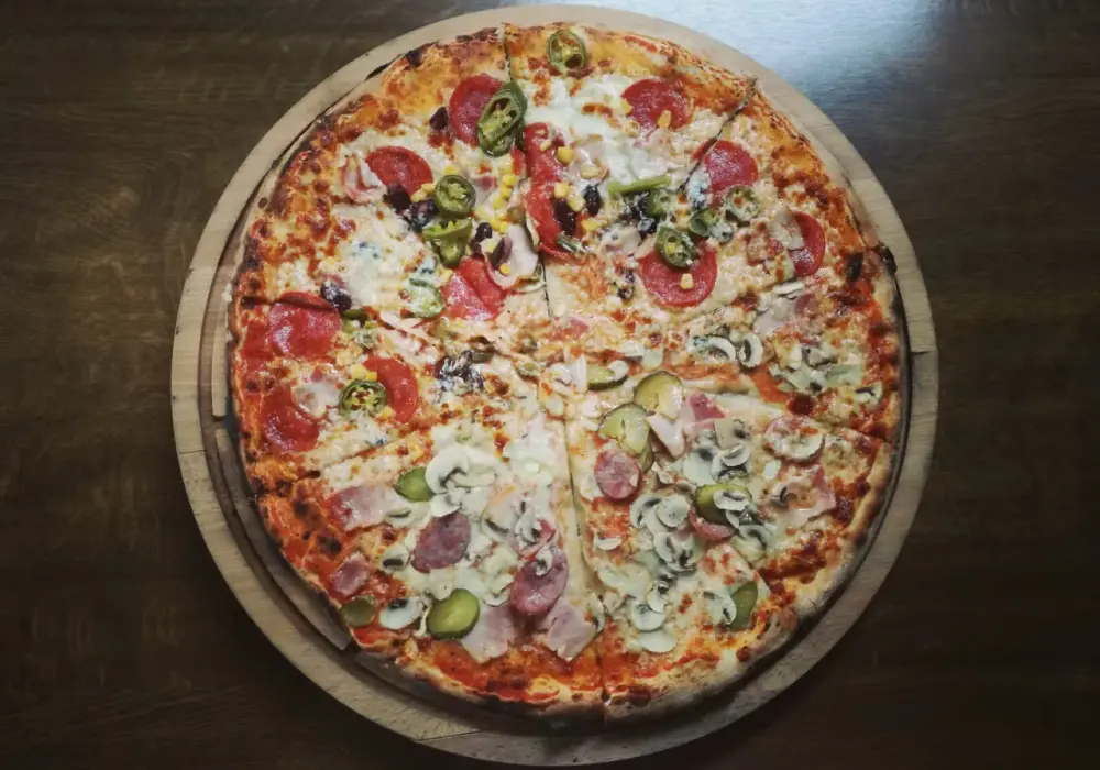 Ile kcal ma pizza 40 cm? Sprawdź kaloryczność różnych rodzajów pizzy
