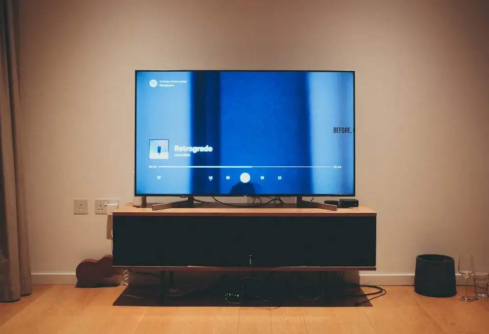 Nie przegap ulubionego serialu! Jak działa Catch Up TV i Restart TV w telewizji internetowej?
