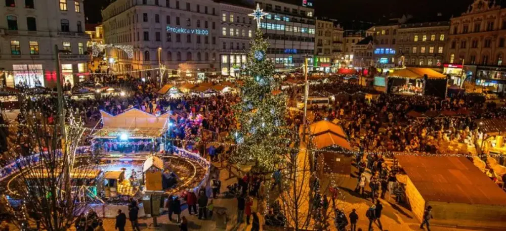 Jarmark świąteczny w Brnie: magiczne atrakcje i smaki Czech