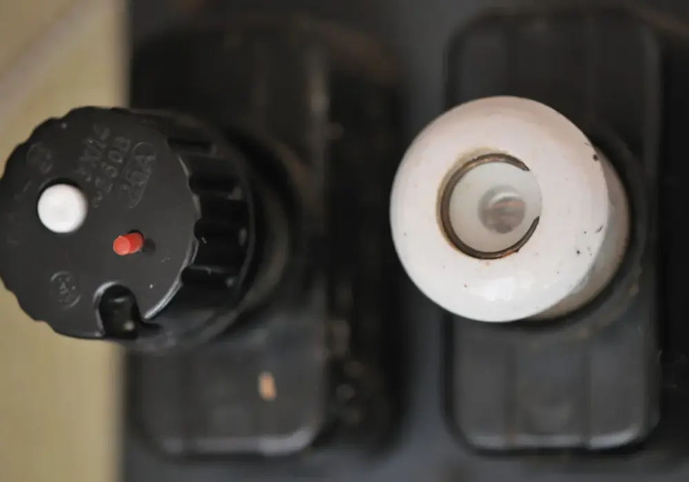 Jak działa bezpiecznik i jak uniknąć kosztownych awarii elektrycznych