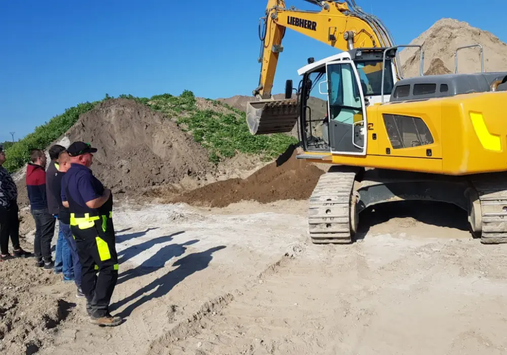 Ile naprawdę kosztują uprawnienia na koparko-ładowarkę? Sprawdź ceny i oszczędź
