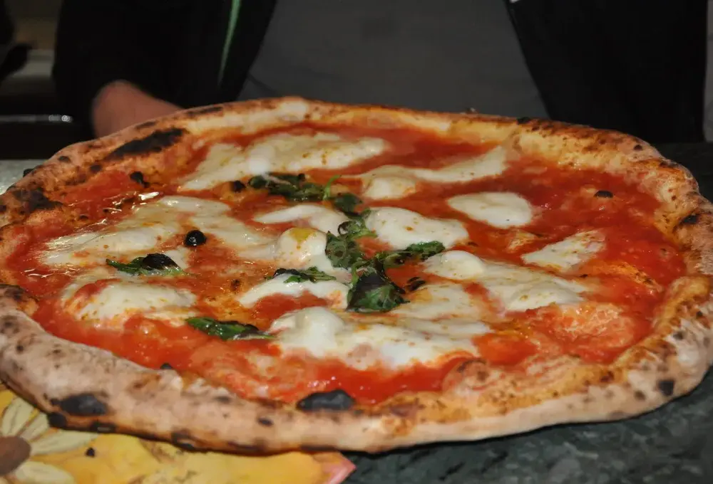 Jak zrobić idealne cienkie ciasto na pizzę – prosty przepis i porady dla początkujących