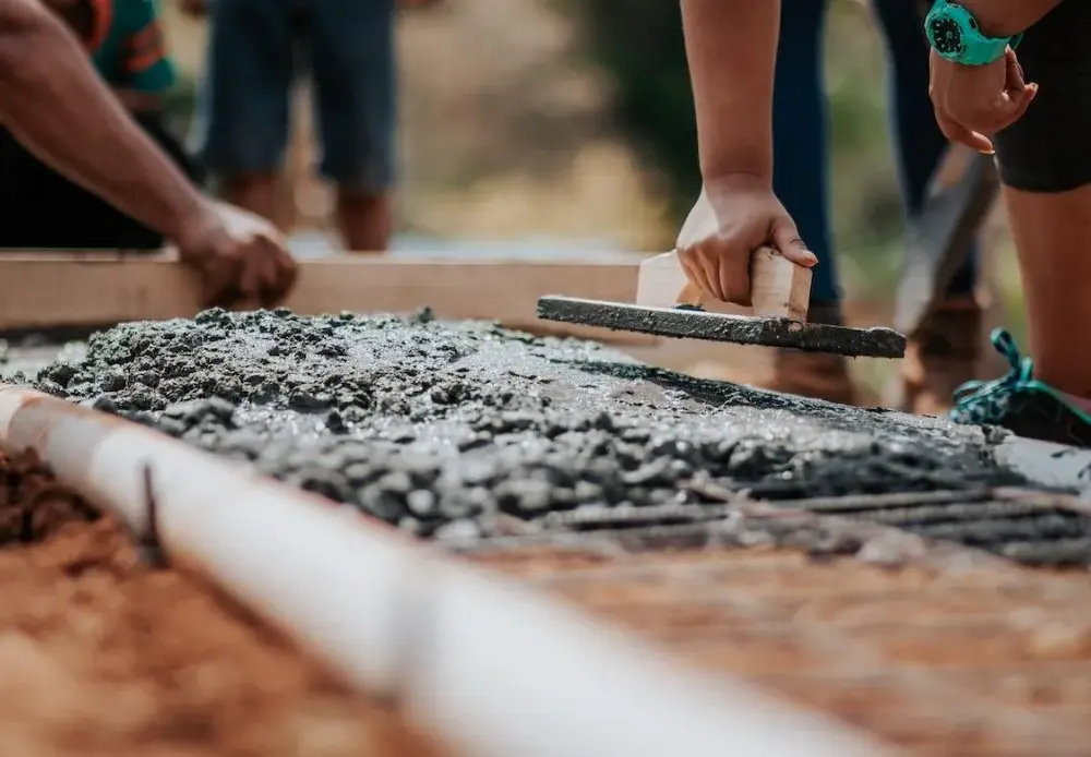 Ile schnie beton w ziemi? Kluczowe czynniki i problemy, których unikniesz