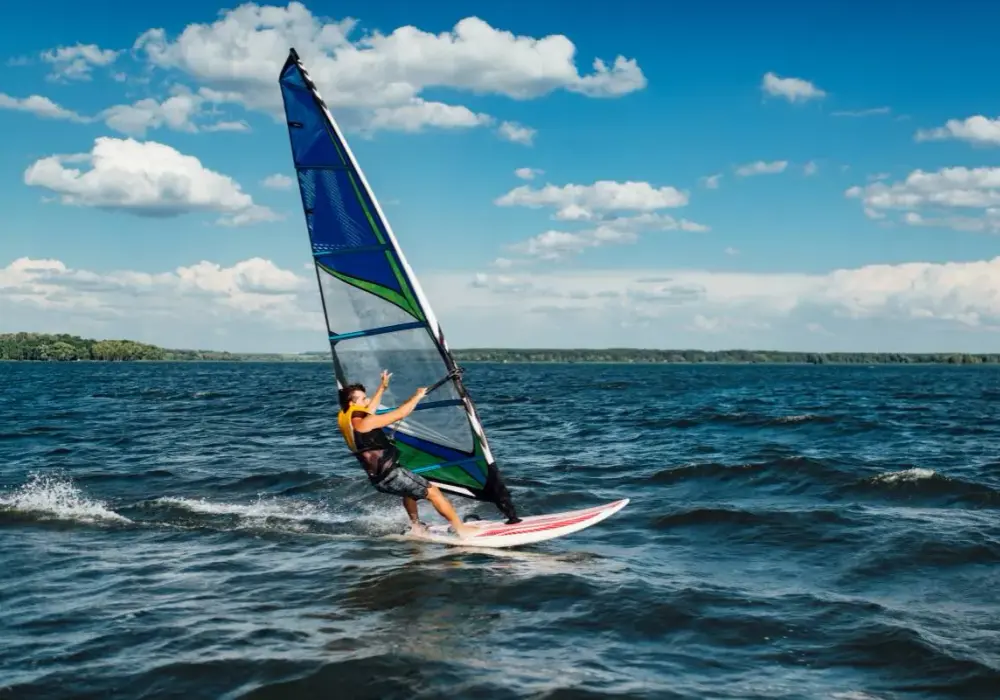 Najlepsze miejsca na windsurfing - gdzie windsurfing jest idealny?