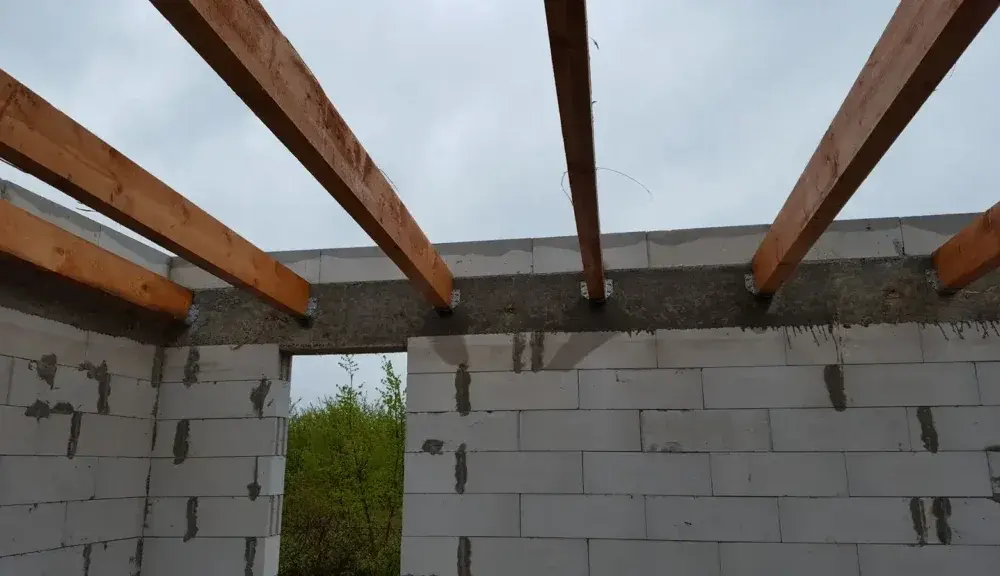 Jakie belki na strop wybrać? Kluczowe informacje i porady budowlane