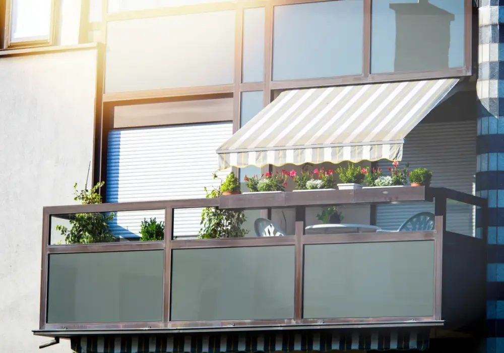 Jak zadaszyć balkon w bloku - praktyczne porady i inspiracje