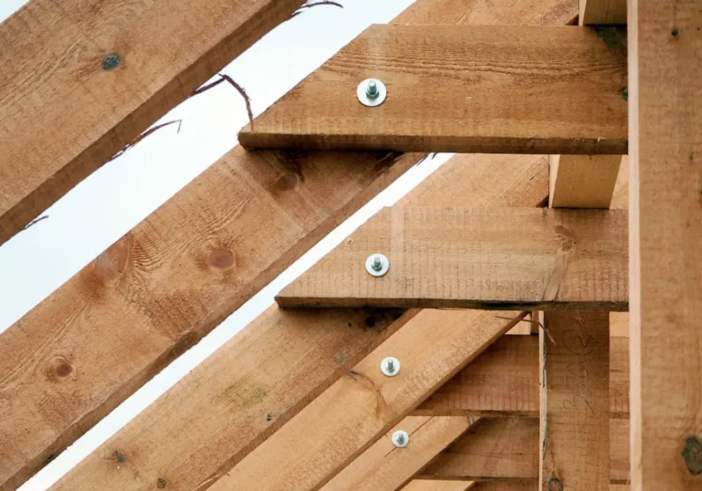 Jak mocować jętki: 6 skutecznych technik dla trwałego dachu