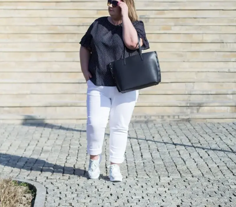 Białe spodnie plus size: modne stylizacje, które pasują do każdej sylwetki