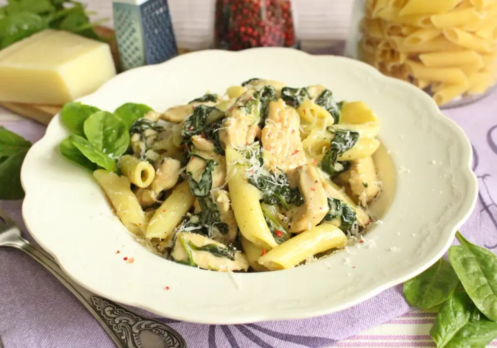 Penne z kurczakiem i szpinakiem w sosie śmietanowym - łatwy przepis