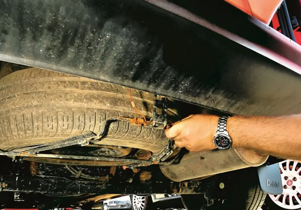 Jak łatwo i bezpiecznie wyjąć koło zapasowe w Renault Trafic – krok po kroku
