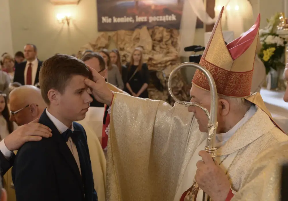 Co się robi na bierzmowaniu? Odkryj znaczenie i rytuały tego sakramentu