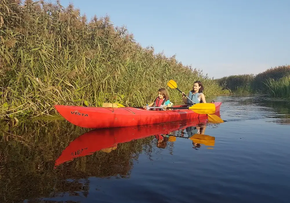 Biebrza spływy kajakowe: najlepsze trasy i porady dla każdego kajakarza