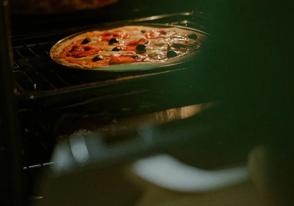Na jakim trybie piec pizzę, aby uzyskać idealną chrupkość?
