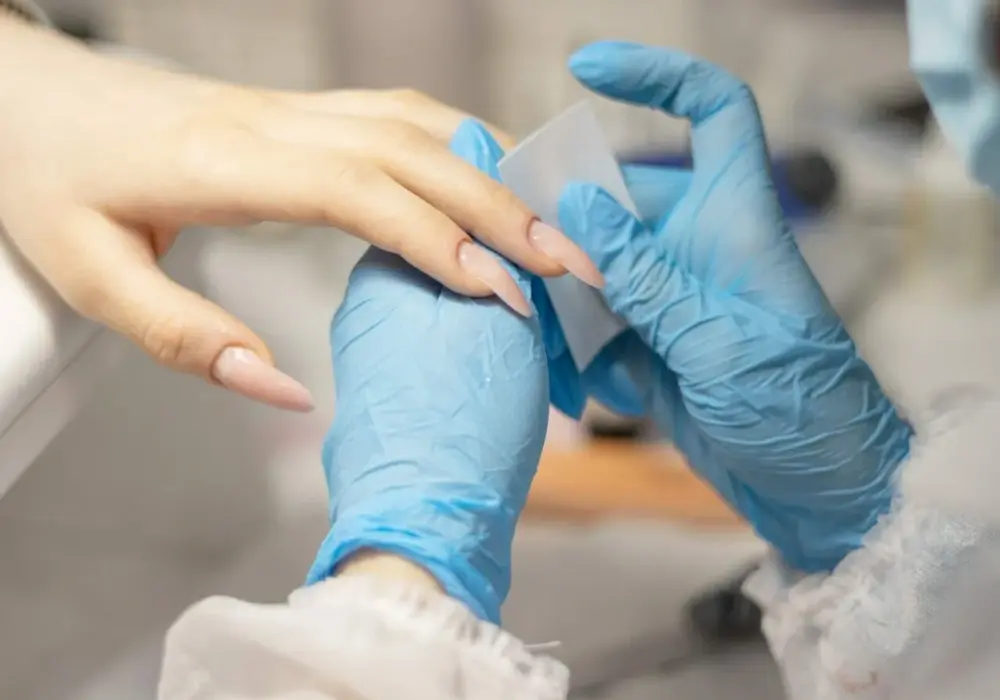Manicure hybrydowy z nadbudową - co to znaczy i jakie ma zalety?