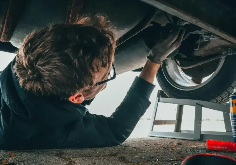 Ile zarabia mechanik ciężarówek? Poznaj prawdziwe zarobki w branży
