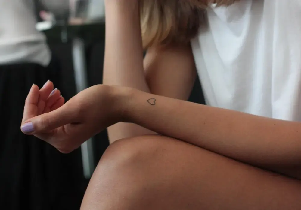 Tatuaż serce na nadgarstku znaczenie – co symbolizuje i dla kogo