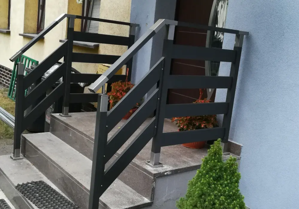 Co postawić na schodach przed domem: 7 pomysłów na dekoracje