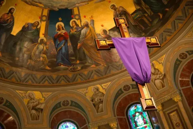 Kiedy zasłaniamy krzyże w kościele i co to oznacza dla wiernych
