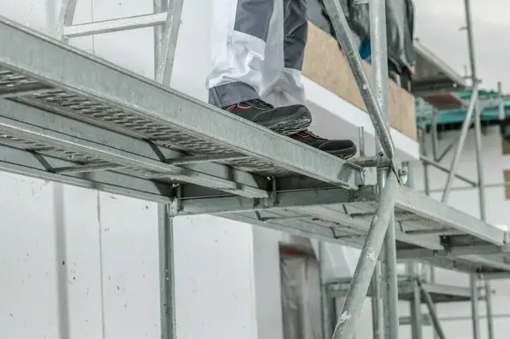 Prawidłowe uziemienie rusztowania: uniknij zagrożeń dla pracowników