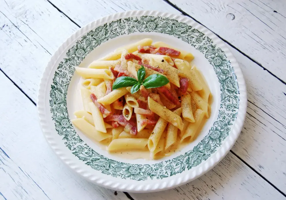 Penne carbonara – przepis na idealny makaron bez zbędnych dodatków