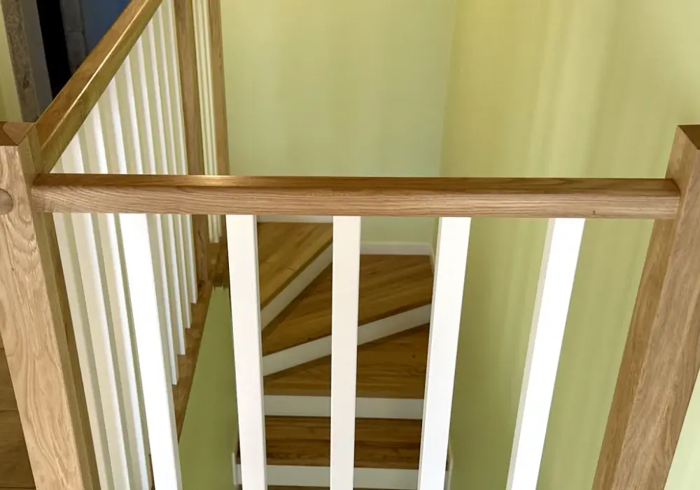 Jak prawidłowo zamontować słupek drewniany w balustradzie: 5 kroków