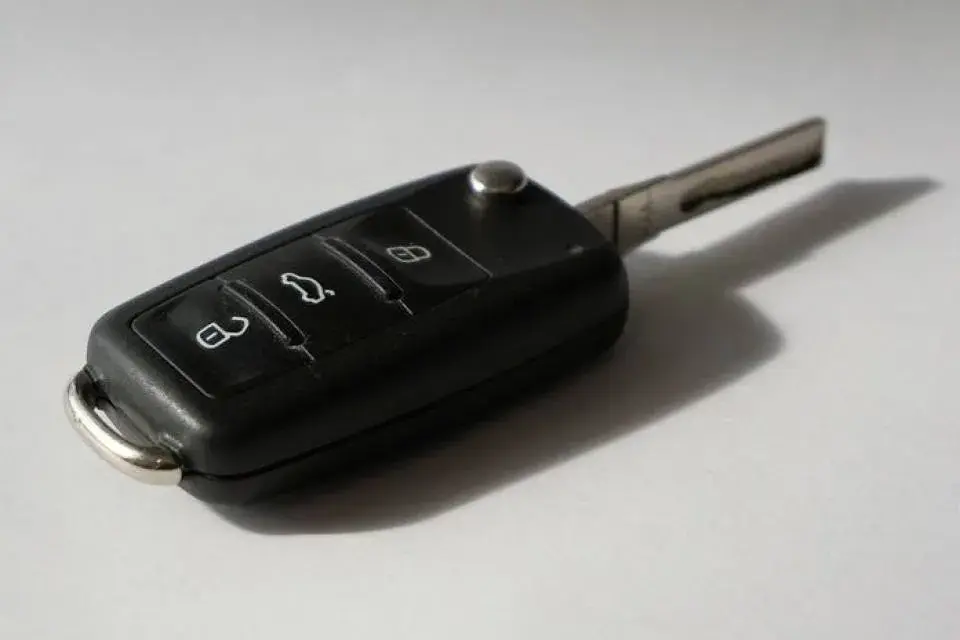 Jak łatwo dorobić kluczyk do samochodu? Kluczyki mechaniczne, z immobilizerem i pilotem - rodzaje i ceny