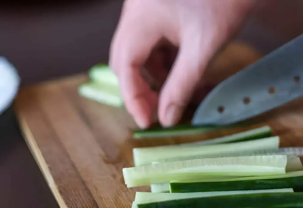 Jak prawidłowo kroić ogórka do sushi – proste kroki i wskazówki dla idealnego cięcia