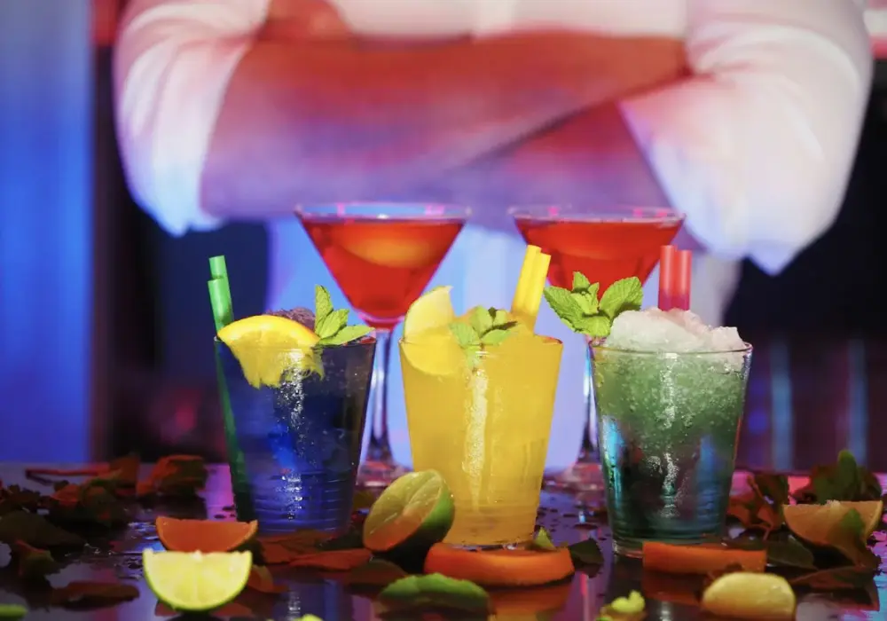 Koktajle inspirowane kasynami – jak barmani z Las Vegas, Makau i Monte Carlo tworzą drinki do gry