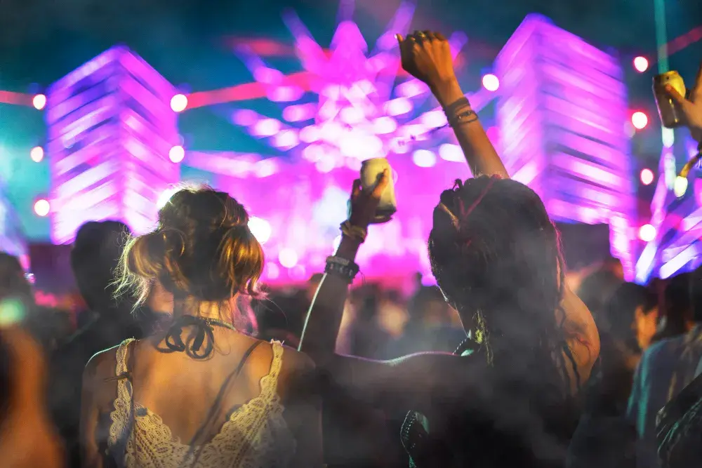 Które festiwale muzyczne w Europie przyciągają najwięcej Polaków