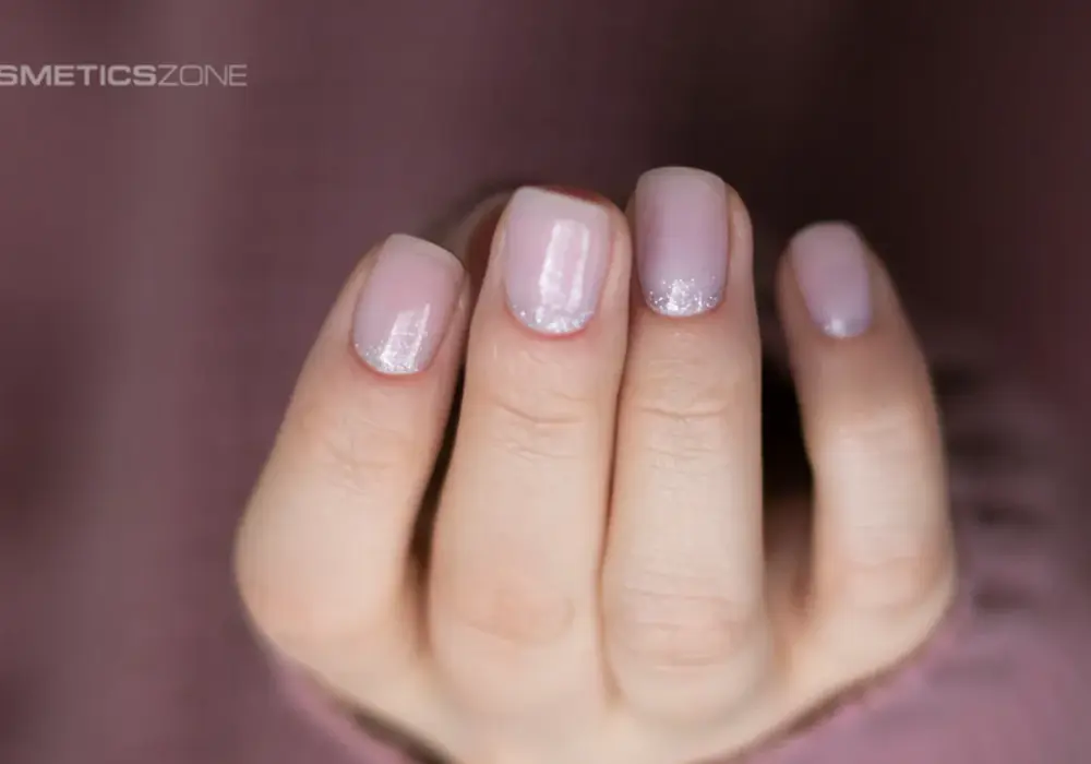 Baza, lakier, top, efekty specjalne – jak prawidłowo warstwować produkty od Cosmetics Zone, żeby manicure przetrwał jak najdłużej?