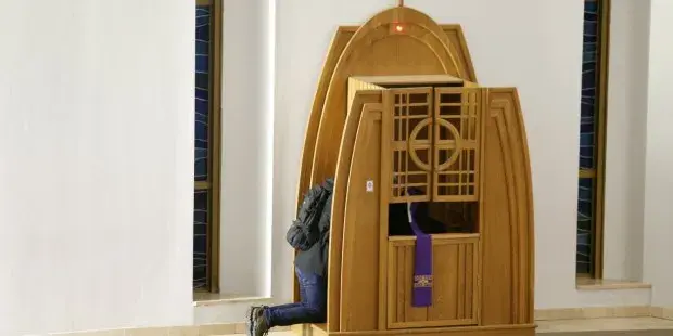 Czy penitenta obowiązuje tajemnica spowiedzi? Wyjaśniamy istotę tajemnicy