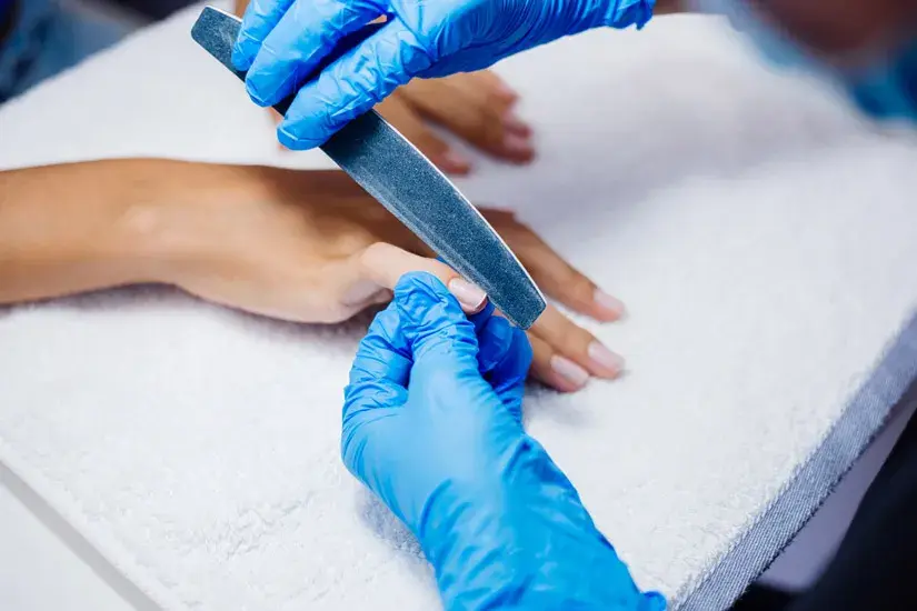 Manicure biologiczny na czym polega - poznaj jego korzyści i techniki