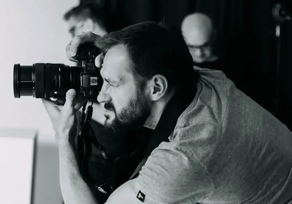 Jak wygląda praca fotografa? Odkryj wyzwania i satysfakcje w zawodzie