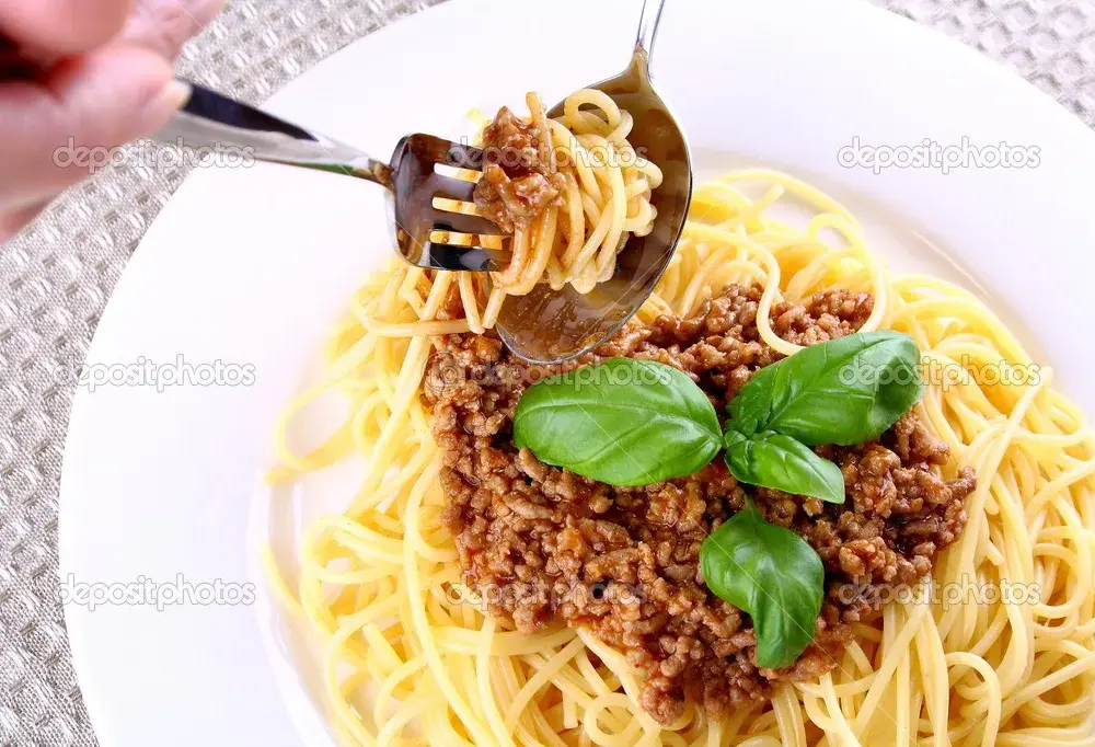 Jak jeść spaghetti łyżką i widelcem, aby uniknąć bałaganu?