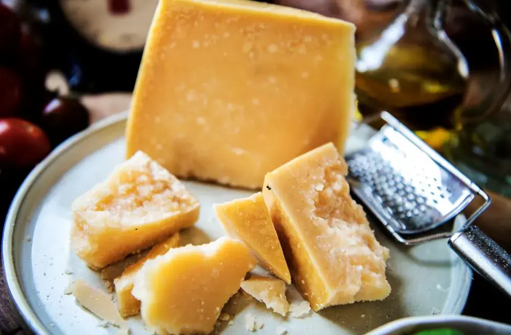 Jak przechowywać ser parmezan, aby nie stracił smaku i jakości