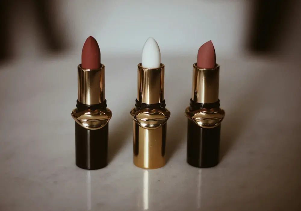 Szminka trwała – Przegląd długotrwałych produktów do ust