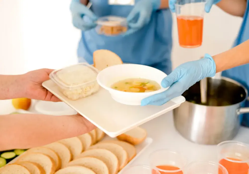 Praca w branży spożywczej i gastronomii – dlaczego książeczka sanepidowska jest tak ważna?