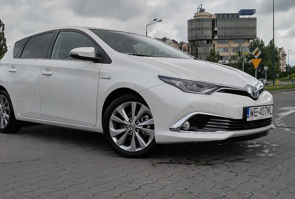 Toyota Prius czy Auris Hybrid - Który wybór jest lepszy dla Ciebie?