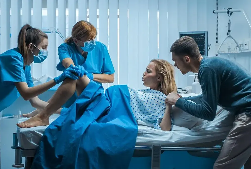 Kiedy jechać do porodu? Sprawdź niepokojące objawy i uniknij stresu