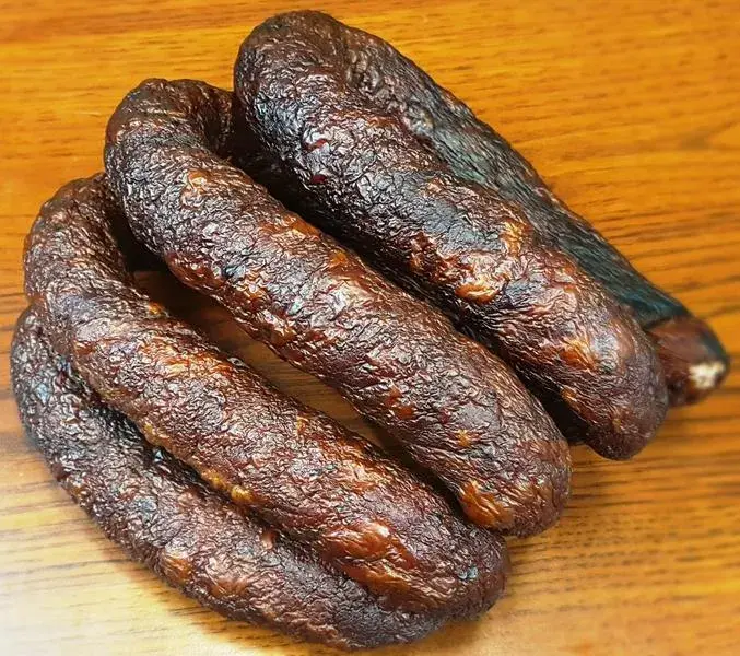 Kiełbasa dębowa: unikalny smak i tajniki tradycyjnego wędzenia