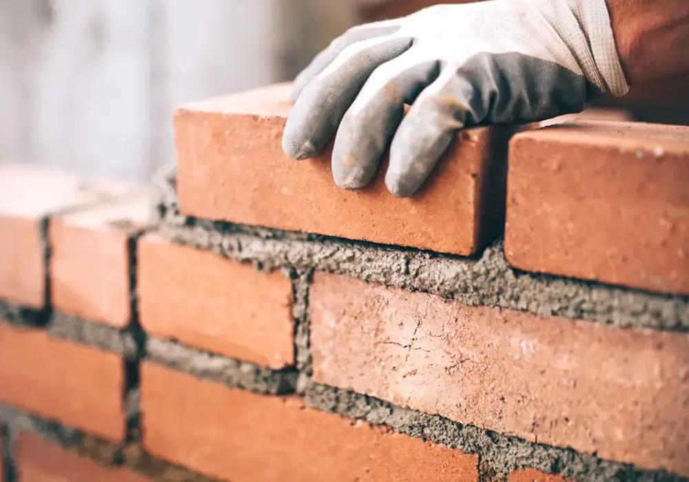 Jak murować z cegły, aby twój projekt zyskał trwałość i styl