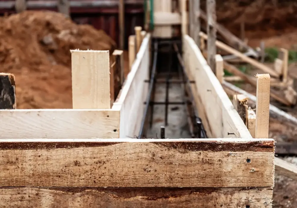 Jak zrobić fundament pod ogrodzenie, by zapewnić jego trwałość i stabilność