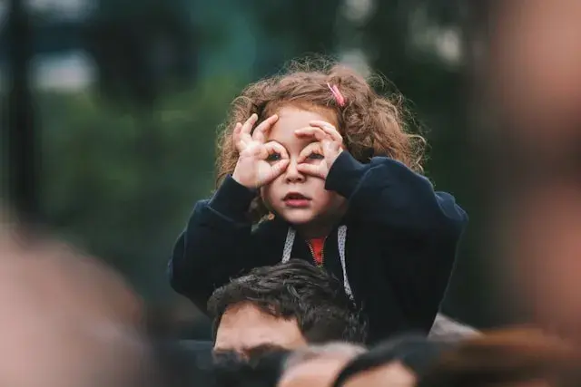 Kiedy dziecko powinno zacząć nosić okulary? Wskazówki dla rodziców.