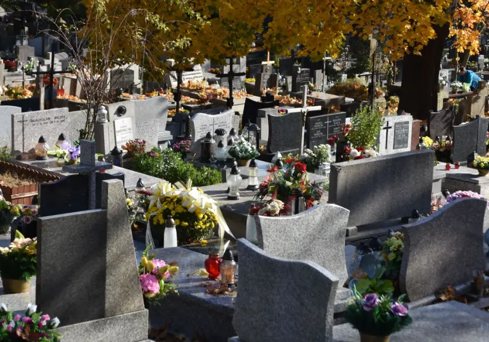 Ile kosztuje pokładne na cmentarzu? Sprawdź ceny i ukryte opłaty