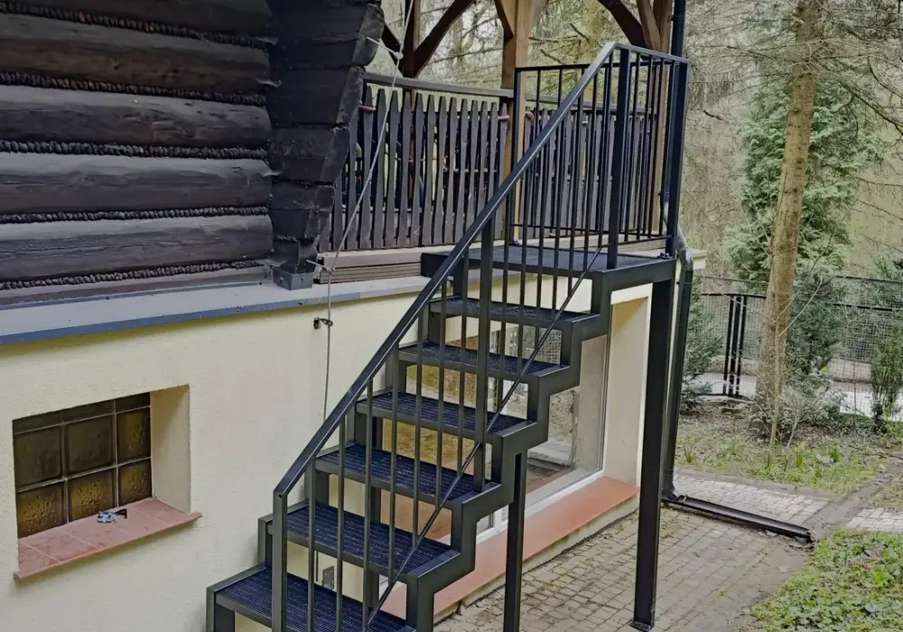 Schody zewnętrzne na piętro domu: 5 kluczowych aspektów budowy