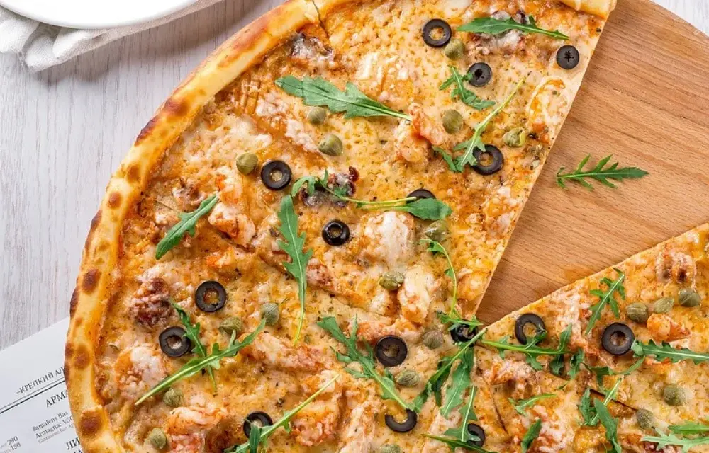 Na jakim trybie piec pizzę, aby uniknąć zakalca i uzyskać chrupkość?