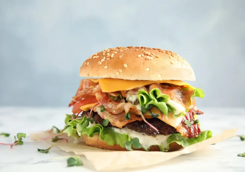 Ile kalorii ma hamburger? Odkryj, co wpływa na ich wartość kaloryczną