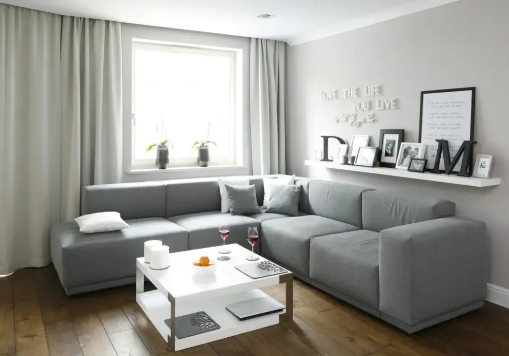 Najlepsze kolory do szarego salonu: 7 inspirujących pomysłów