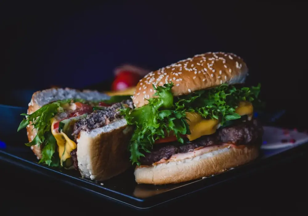 Jakie mięso na burgera wybrać, by smakował idealnie? Sprawdź najlepsze opcje!
