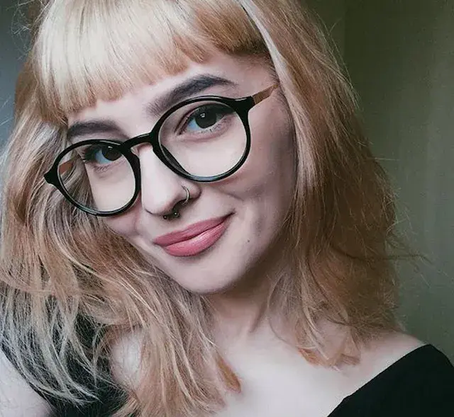 Czy grzywka pasuje do okularów? Oto jak wybrać idealny styl dla siebie